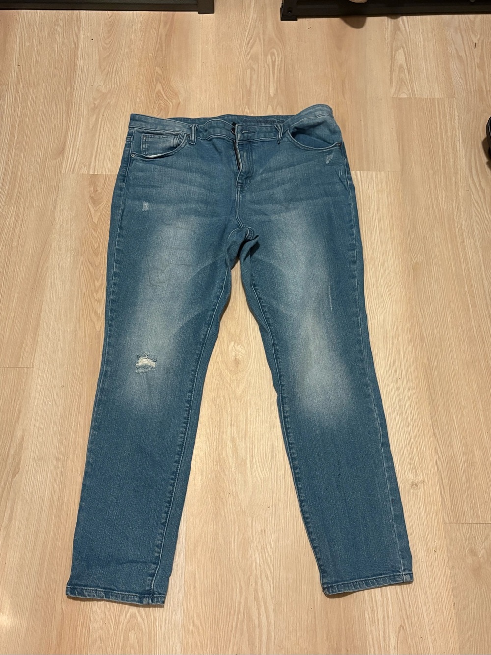 GAP Straight Leg Jeans in Medium Blue Wash